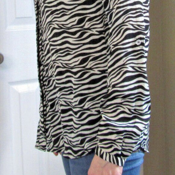 Black White Blouse Tiger Stripes, BCBGMAXAZRI, Button Long Sleeve Office Size S - Picture 9 of 15